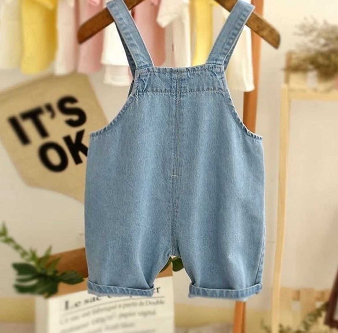 Overall jeans and t-shirt