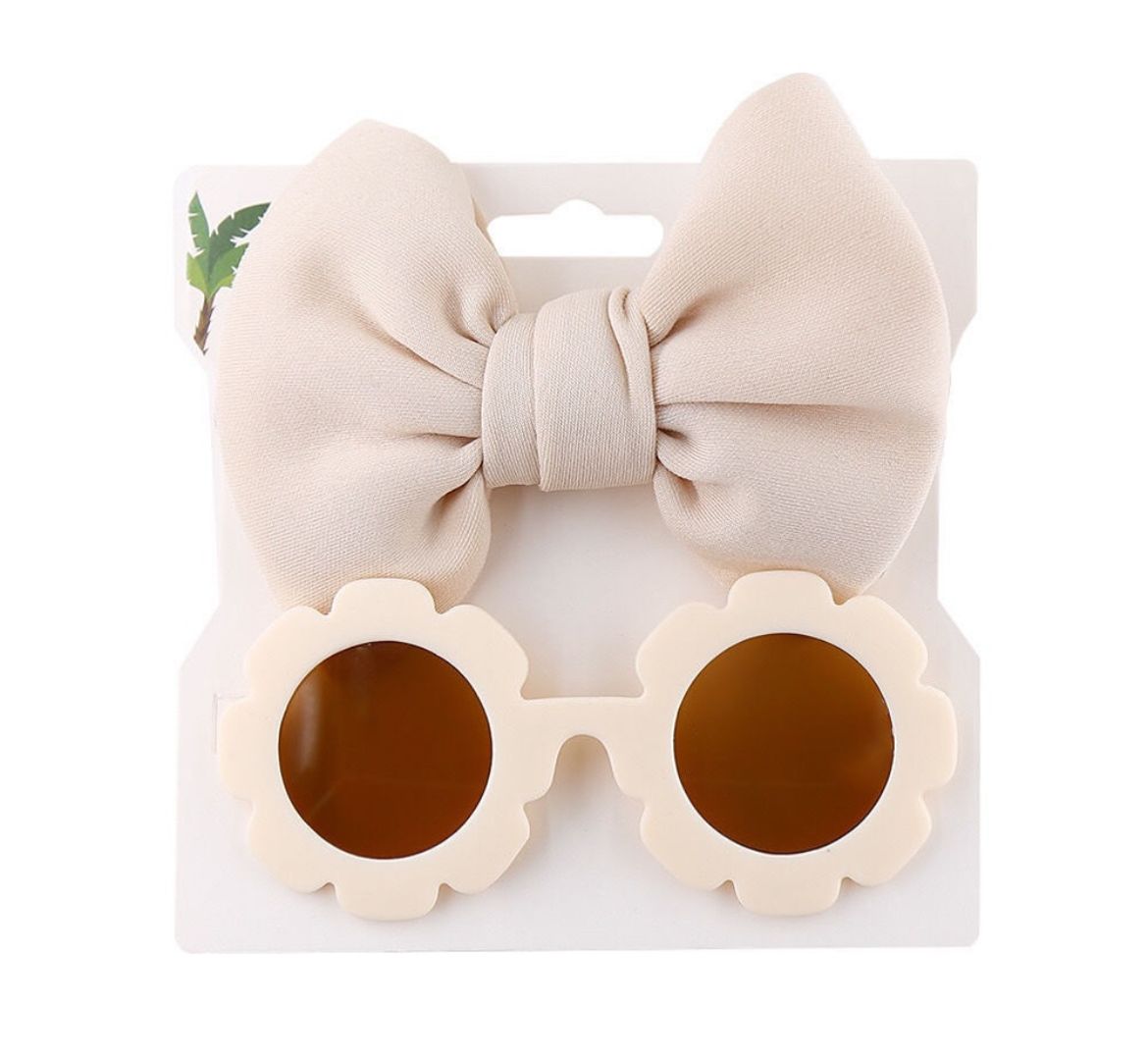 Set sunglasses and bandana